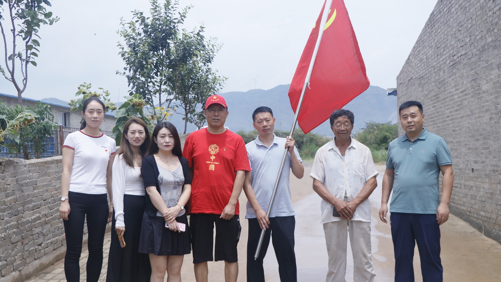 91香蕉APP在线观看党支部组织开展“慰奶农、游红馆”七一活动